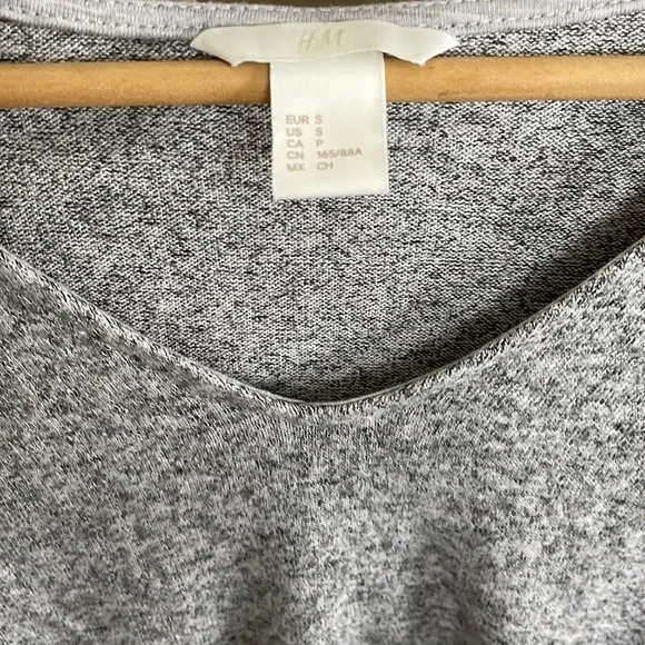 H&M grey soft knit oversized, V neck top.Size S but can fit XL - Picture 3 of 7